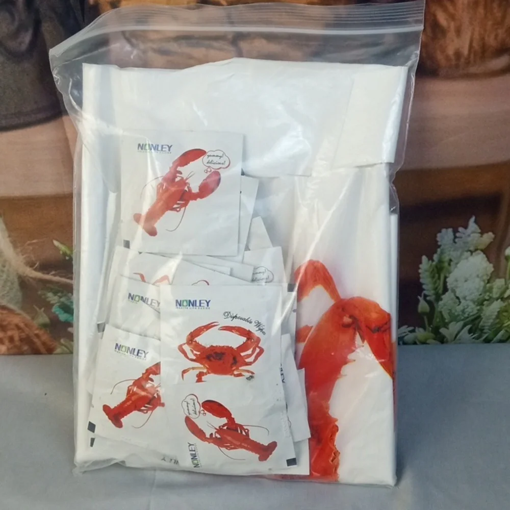 💩 White Crab Bibs and Wipes Set
